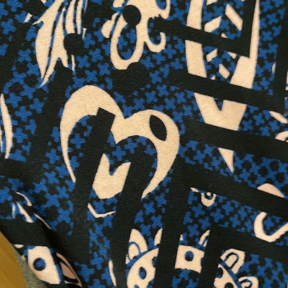 Valentines 💌 shirt Lighting makes it look cream bit it is blue and pink!! - Picture 7 of 9